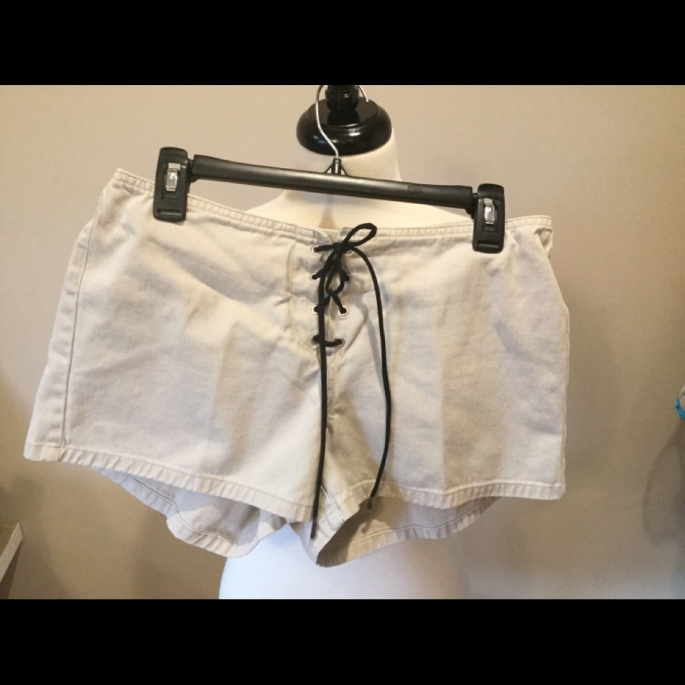 Khaki shorts with front tie DP